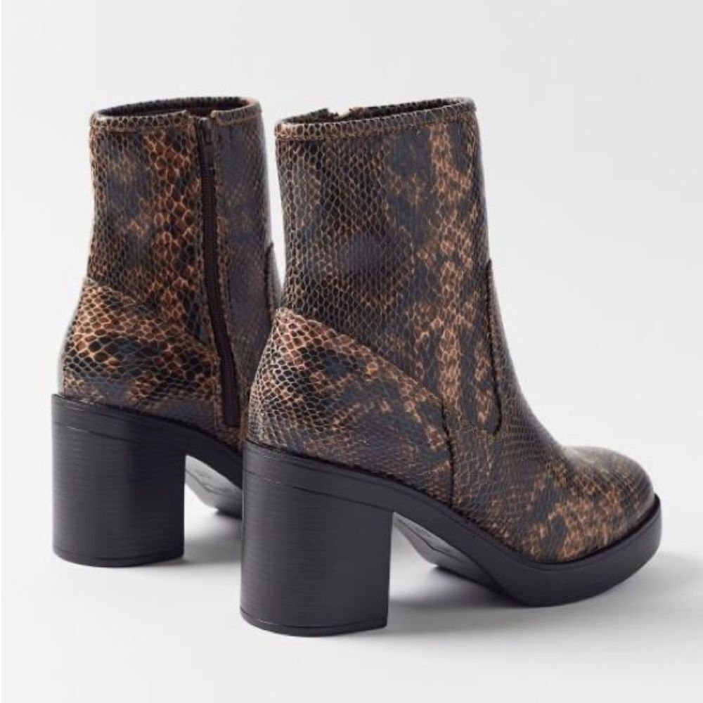 NWOT URBAN OUTFITTERS Tonal Brown Snake Print Ankle Boots